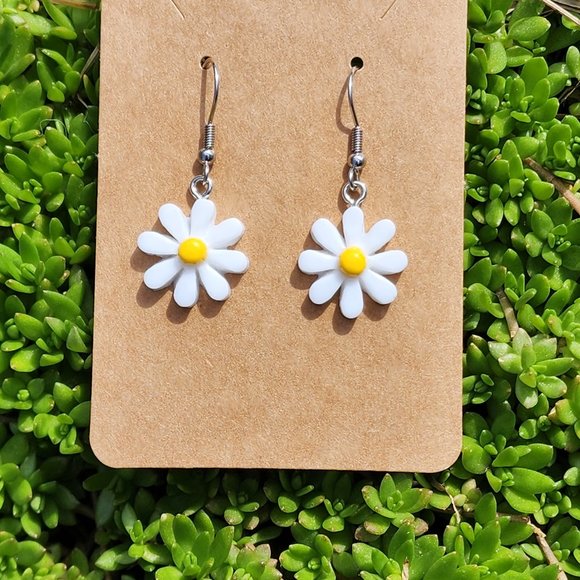 Jewelry - Cute Daisy Earrings, white & yellow daisy dangle earrings